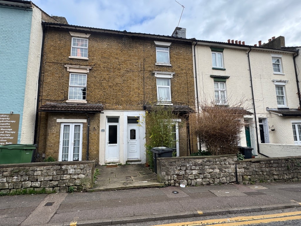 Lot: 169 - TOWN CENTRE FREEHOLD BLOCK OF FOUR FLATS - Front of property